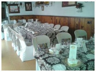 Restaurante Agustín y Rosa mesas y sillas decoradas